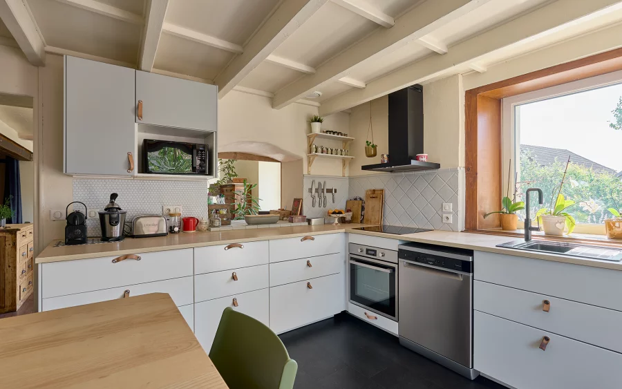 Cuisine de la maison familiale proche de Besançon à vendre - Arrière-Cour, agence immobilière spécialisée dans le Doubs