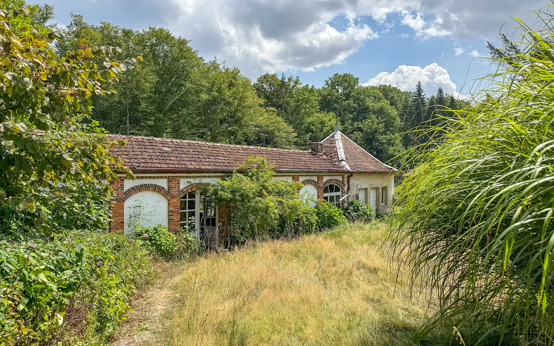 Dépendance de la maison de maître à Passavant-la-Rochère à vendre - Arrière-Cour, agence immobilière spécialisée en Haute-Saône
