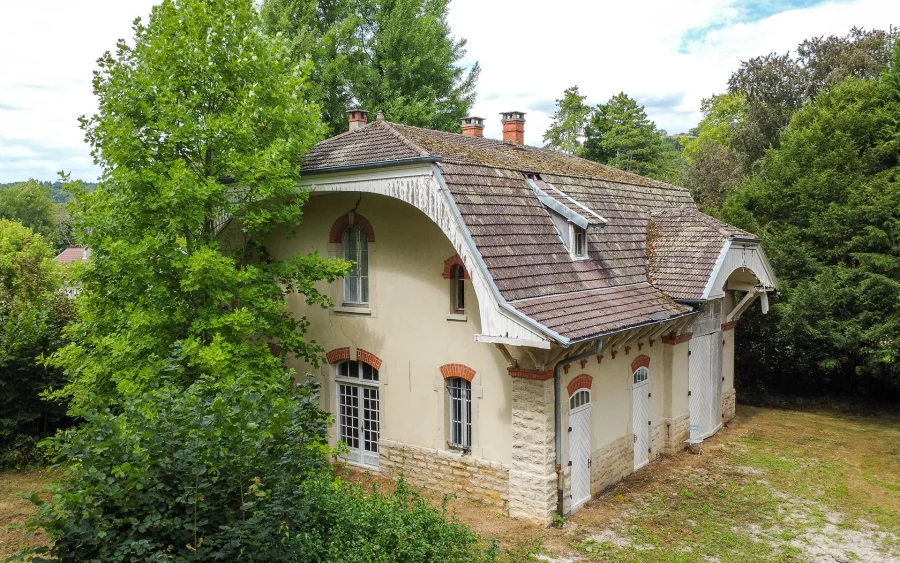 Dépendance de la maison de maître à rénover dans le vignoble jurassien à vendre - Arrière-Cour, agence immobilière spécialisée dans le Jura