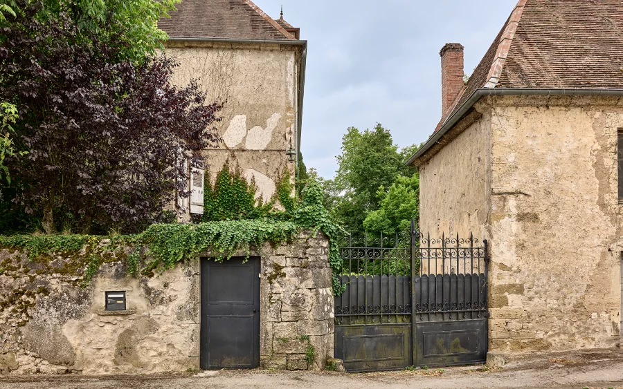 Entrée extérieure de la maison de maître en Haute-Saône à vendre - Arrière-Cour, agence immobilière spécialisée en Haute-Saône