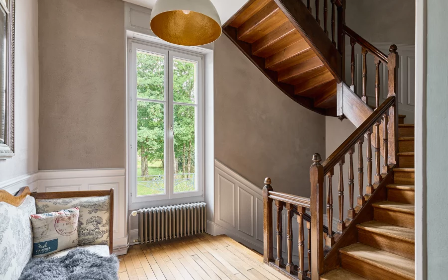 Escalier de la maison bourgeoise rénovée au centre de Luxeuil-les-Bains à vendre - Arrière-Cour, agence immobilière spécialisée en Haute-Saône