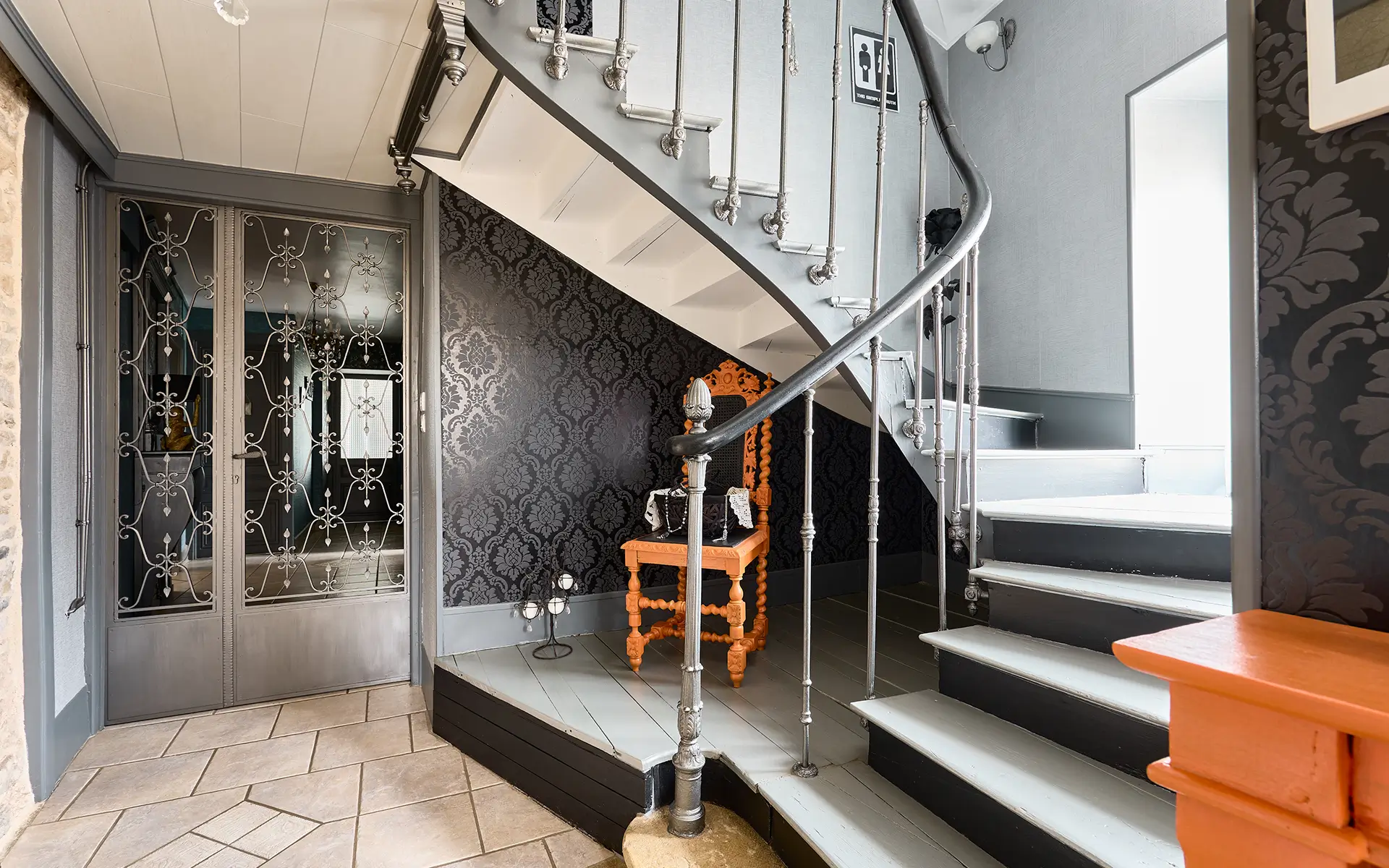 Escalier de la maison de caractère proche de Vesoul à vendre - Arrière-Cour, agence immobilière spécialisée en Haute-Saône
