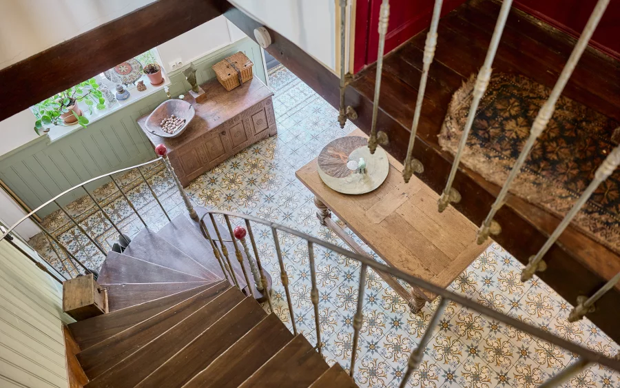 Escalier de la maison de charme à Passavant la Rochère à vendre - Arrière-Cour, agence immobilière spécialisée en Haute-Saône