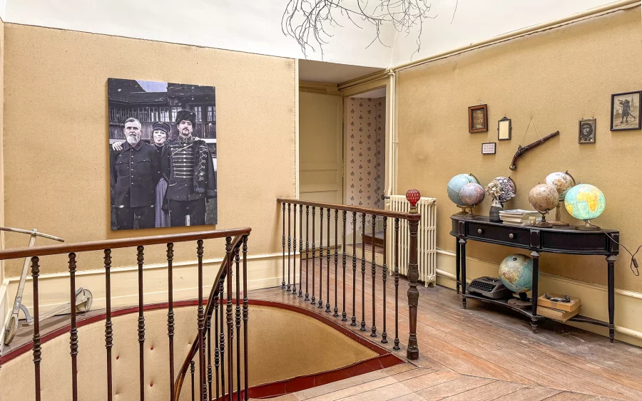 Escalier de la maison de maître à Passavant-la-Rochère à vendre - Arrière-Cour, agence immobilière spécialisée en Haute-Saône