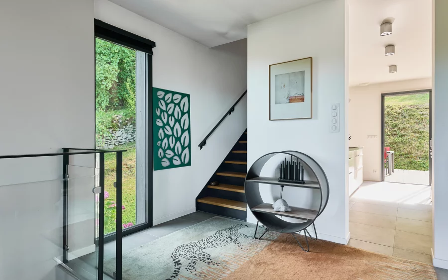 Escalier de la villa d'architecte à Chaudanne à vendre - Arrière-Cour, agence immobilière spécialisée dans le Doubs