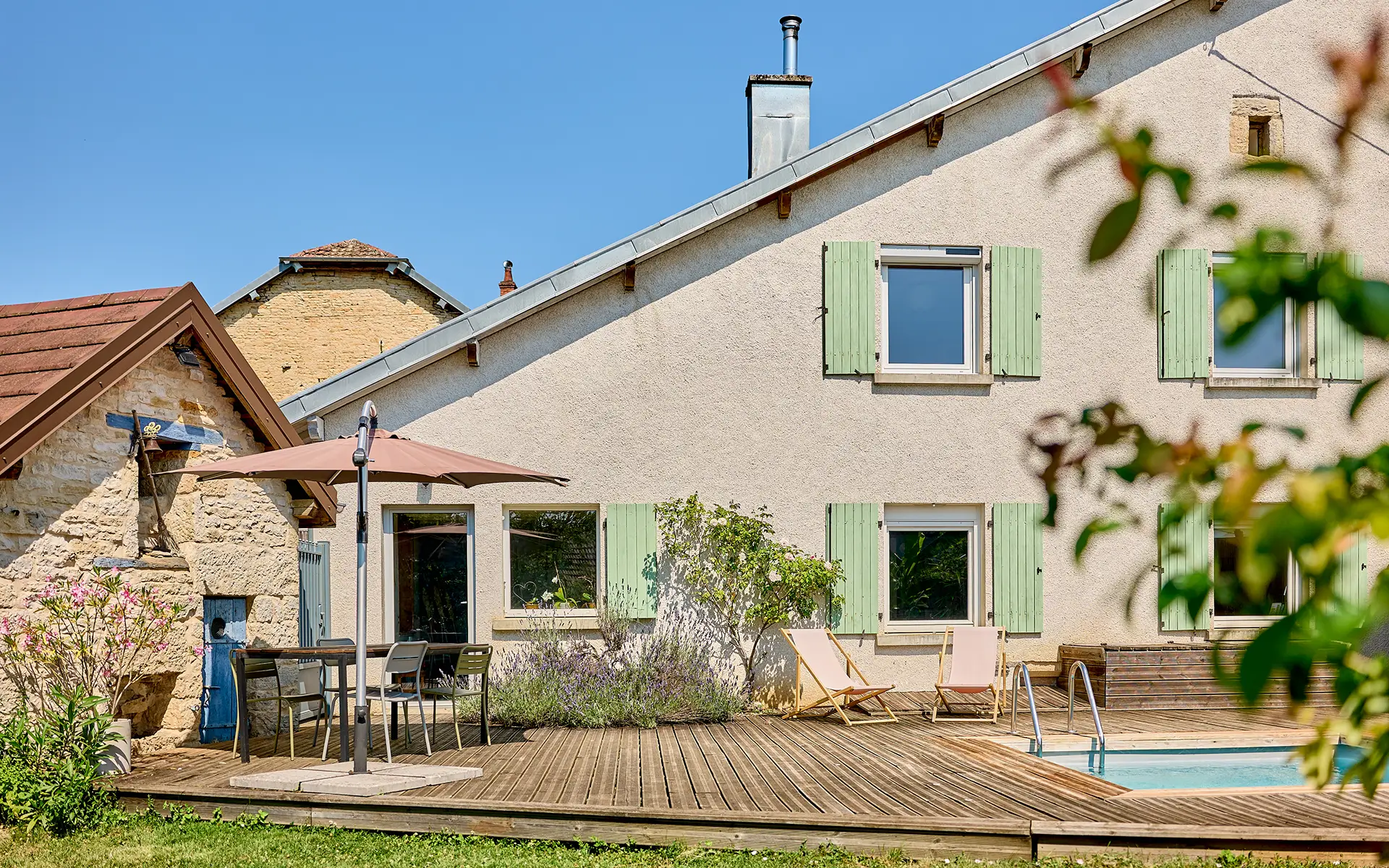 Extérieur et la façade de la maison familiale proche de Besançon à vendre - Arrière-Cour, agence immobilière spécialisée dans le Doubs