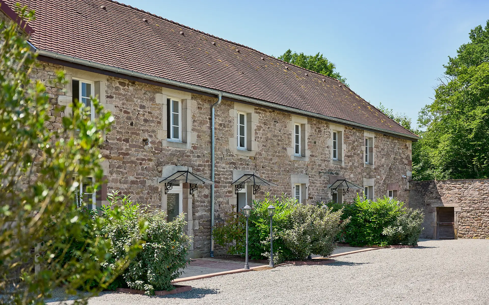 Façade de l'appartement de la maison de maître avec gîte et étang à Lure à vendre - Arrière-Cour, agence immobilière spécialisée en Haute-Saône
