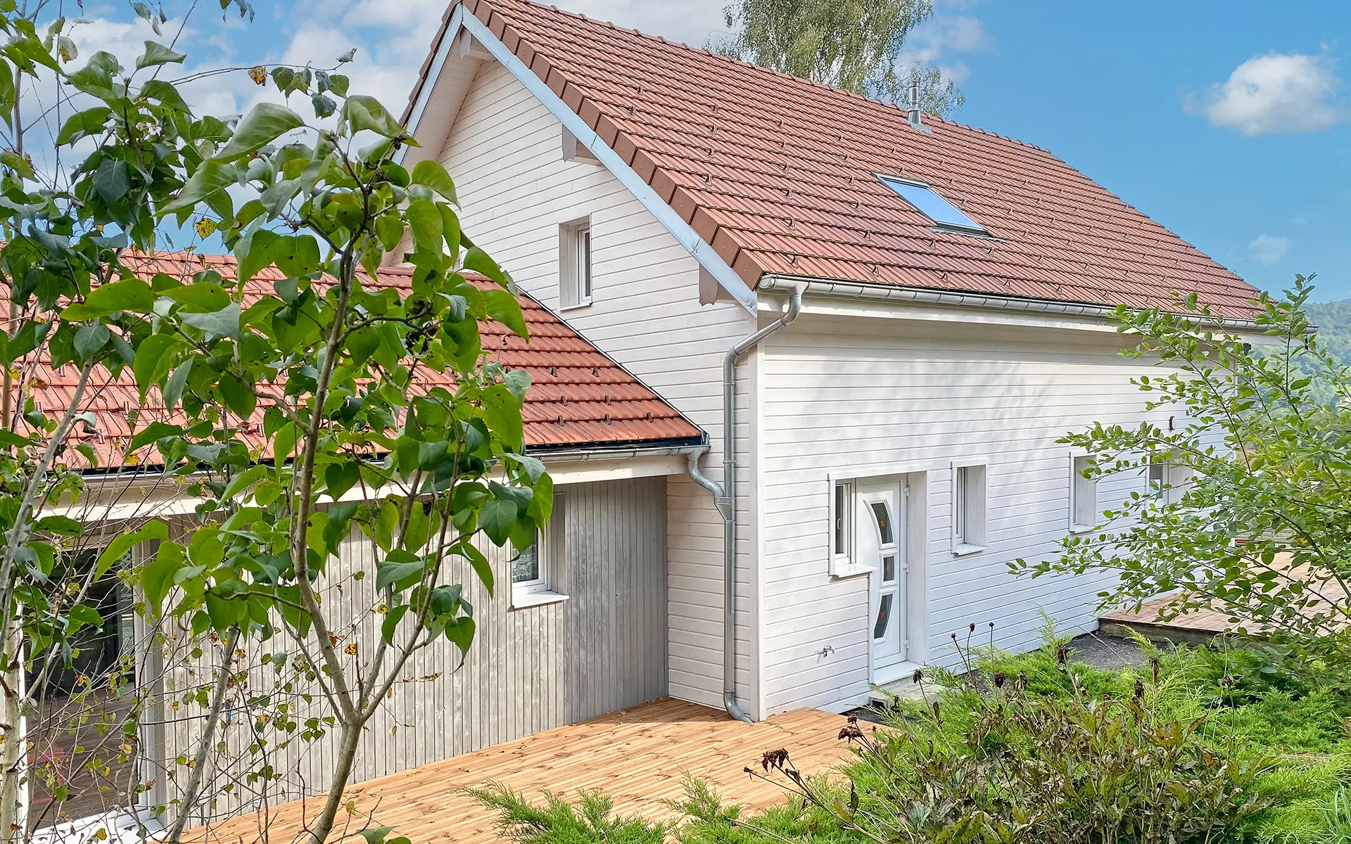 Façade du chalet moderne avec spa au coeur des Hautes-Vosges à vendre - Arrière-Cour, agence immobilière spécialisée en Mayenne