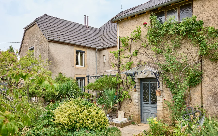 Façade et verdure de la maison de caractère proche de Vesoul à vendre - Arrière-Cour, agence immobilière spécialisée en Haute-Saône