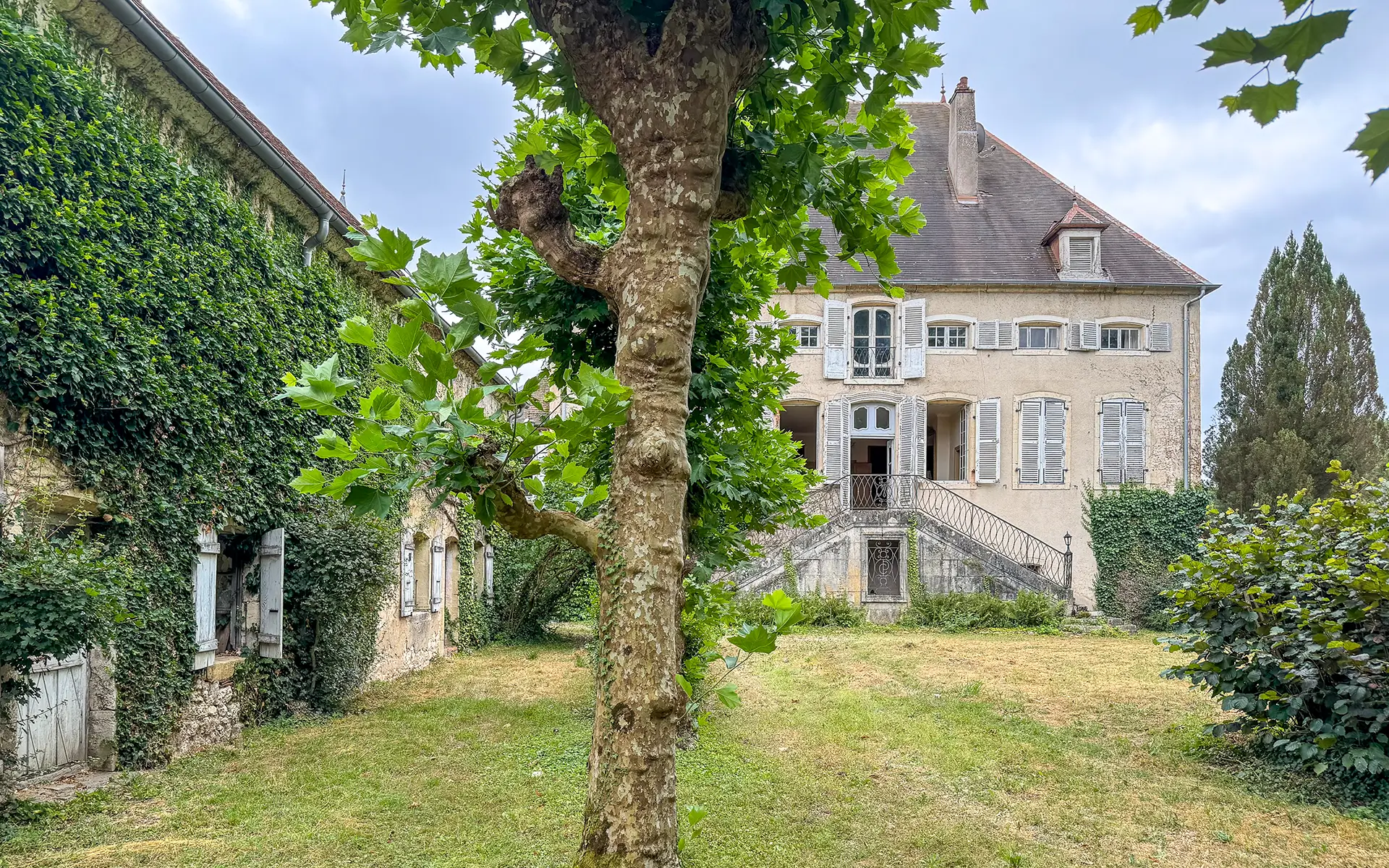 Façade et verdure de la maison de maître en Haute-Saône à vendre - Arrière-Cour, agence immobilière spécialisée en Haute-Saône