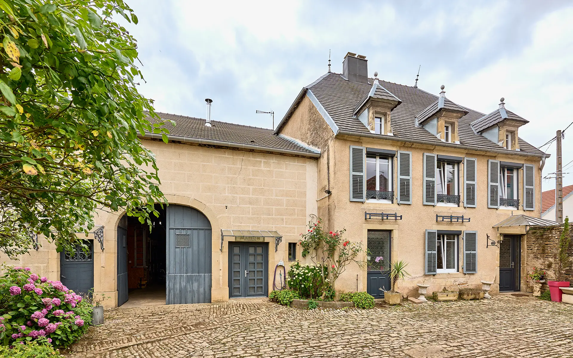 Façade lumineuse de la maison de caractère proche de Vesoul à vendre - Arrière-Cour, agence immobilière spécialisée en Haute-Saône