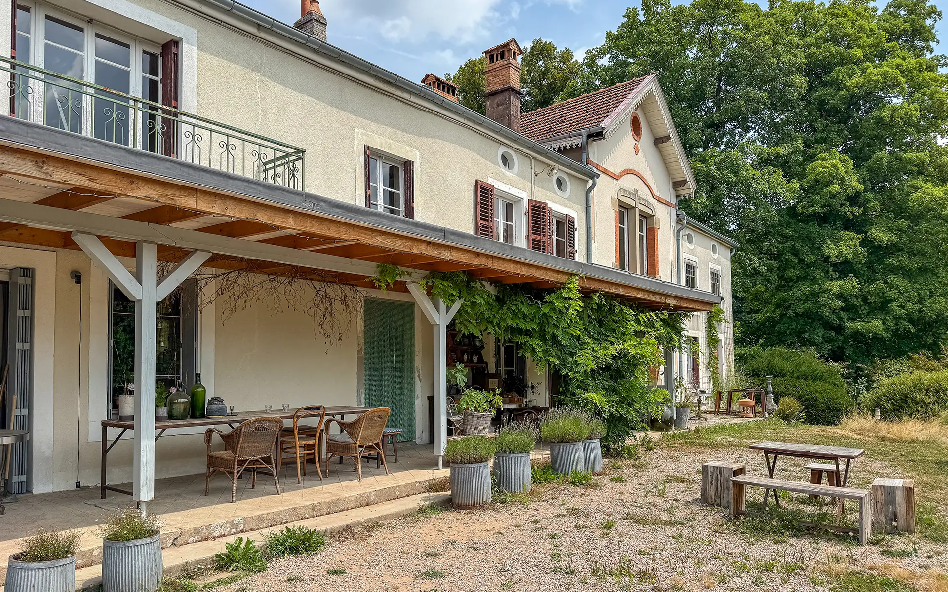 Façade lumineuse de la maison de maître à Passavant-la-Rochère à vendre - Arrière-Cour, agence immobilière spécialisée en Haute-Saône