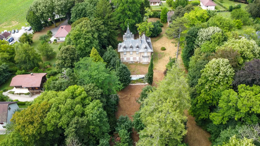 Façade lumineuse de la maison de maître à rénover dans le vignoble jurassien à vendre - Arrière-Cour, agence immobilière spécialisée dans le Jura