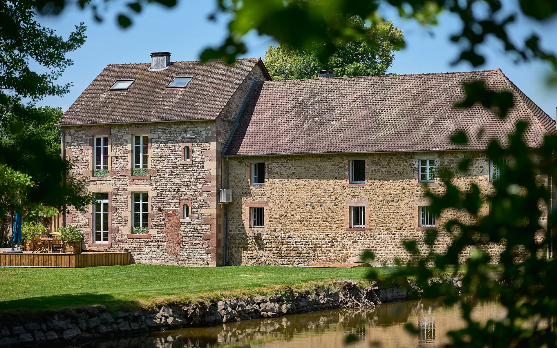 Façade lumineuse de la maison de maître avec gîte et étang à Lure à vendre - Arrière-Cour, agence immobilière spécialisée en Haute-Saône