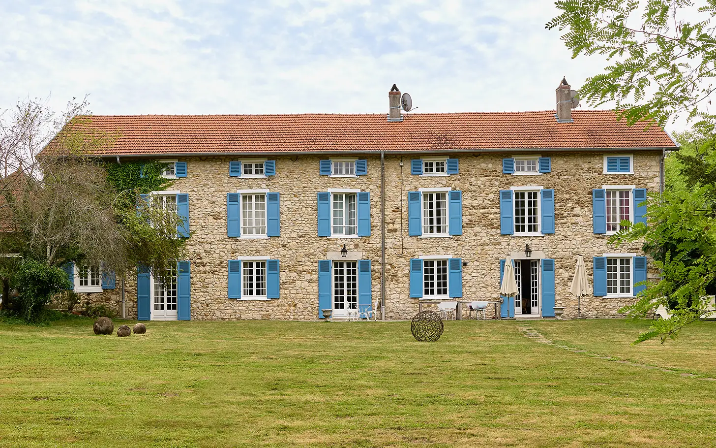 Façade de la maison ancienne à Igny à vendre - Arrière-Cour, agence immobilière spécialisée en Haute-Saône