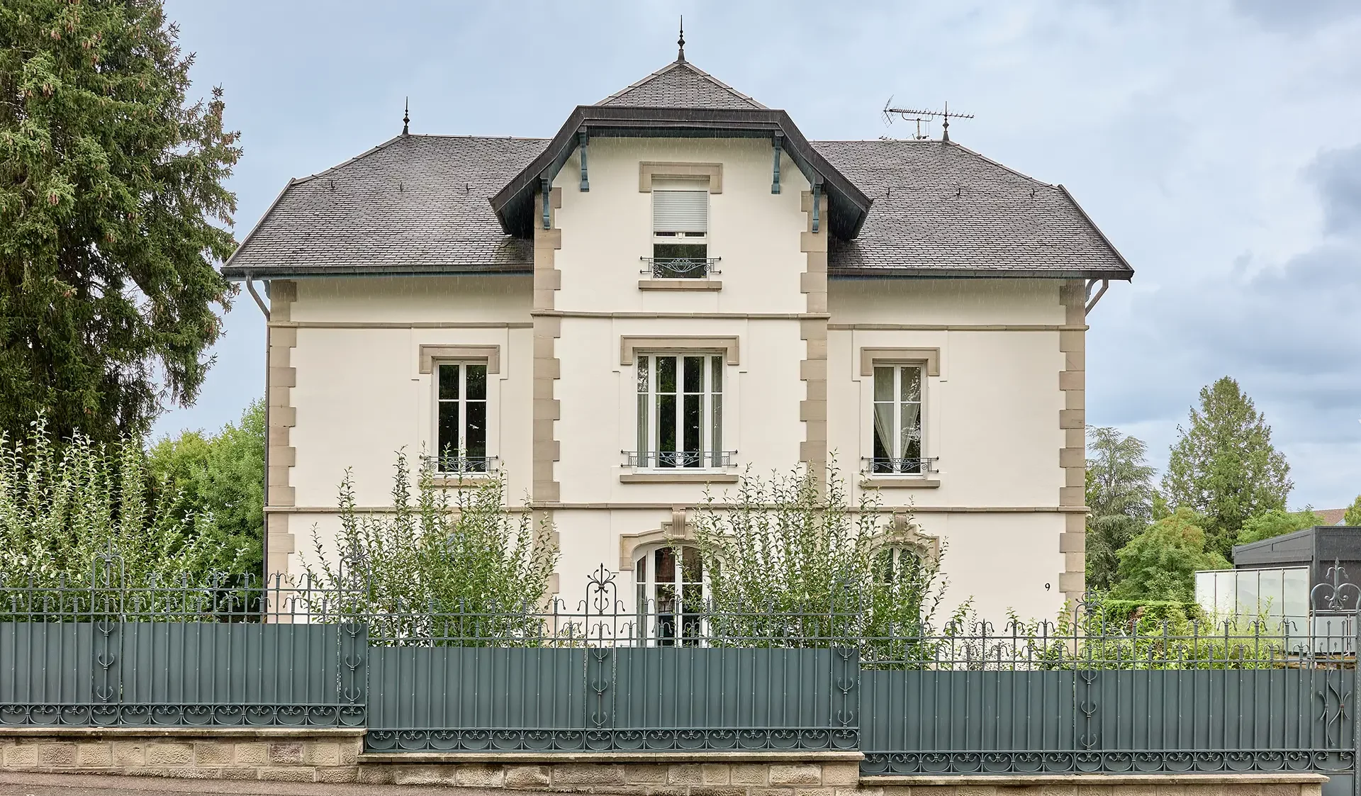 Façade de la maison bourgeoise rénovée au centre de Luxeuil-les-Bains à vendre - Arrière-Cour, agence immobilière spécialisée en Haute-Saône