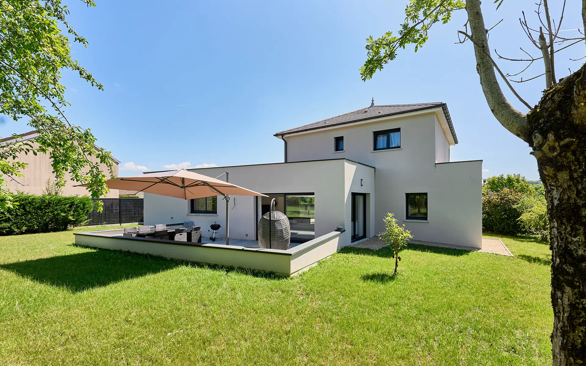 Façade de la maison contemporaine proche de Vesoul à vendre - Arrière-Cour, agence immobilière spécialisée en Haute-Saône
