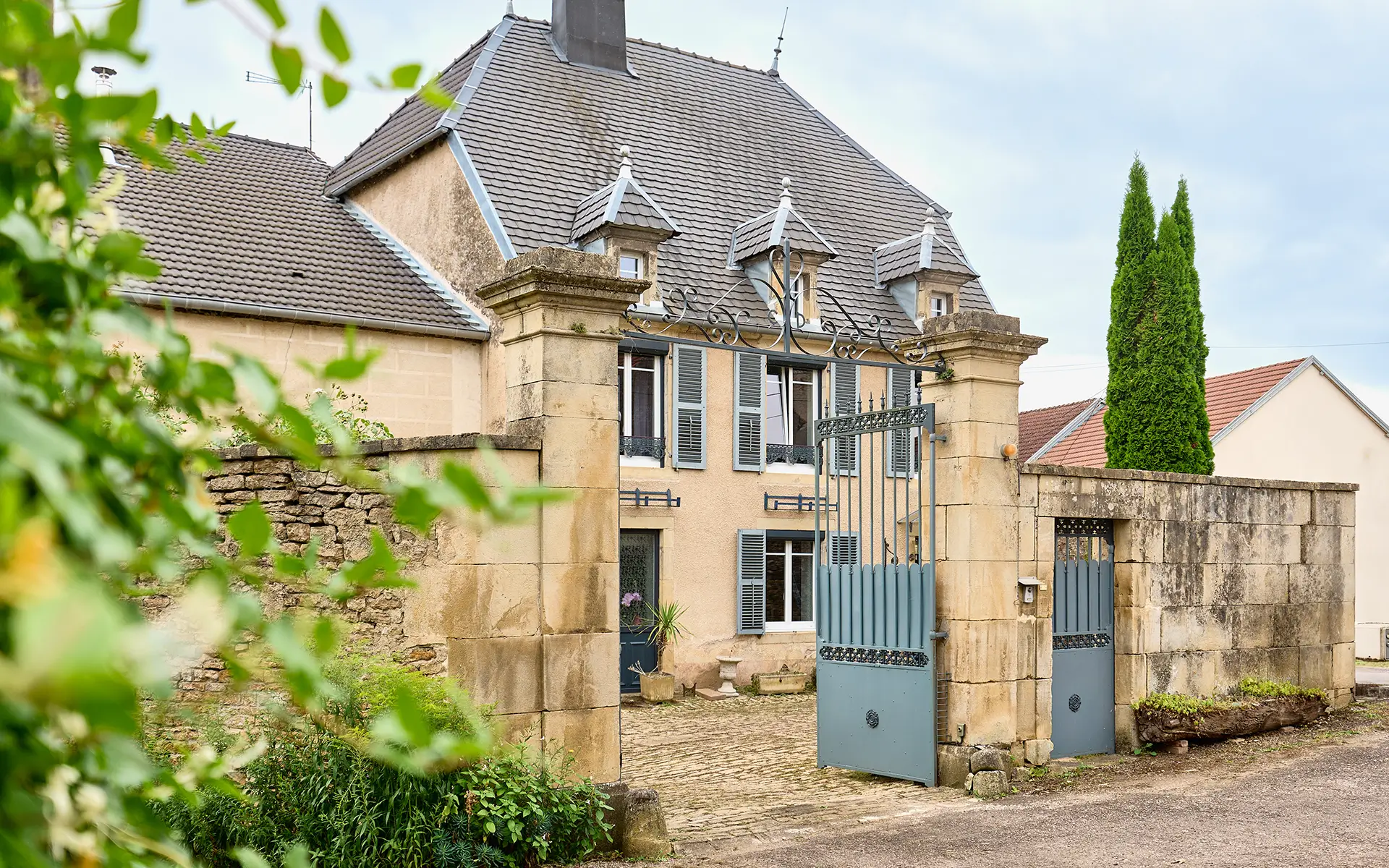 Façade de la maison de caractère proche de Vesoul à vendre - Arrière-Cour, agence immobilière spécialisée en Haute-Saône