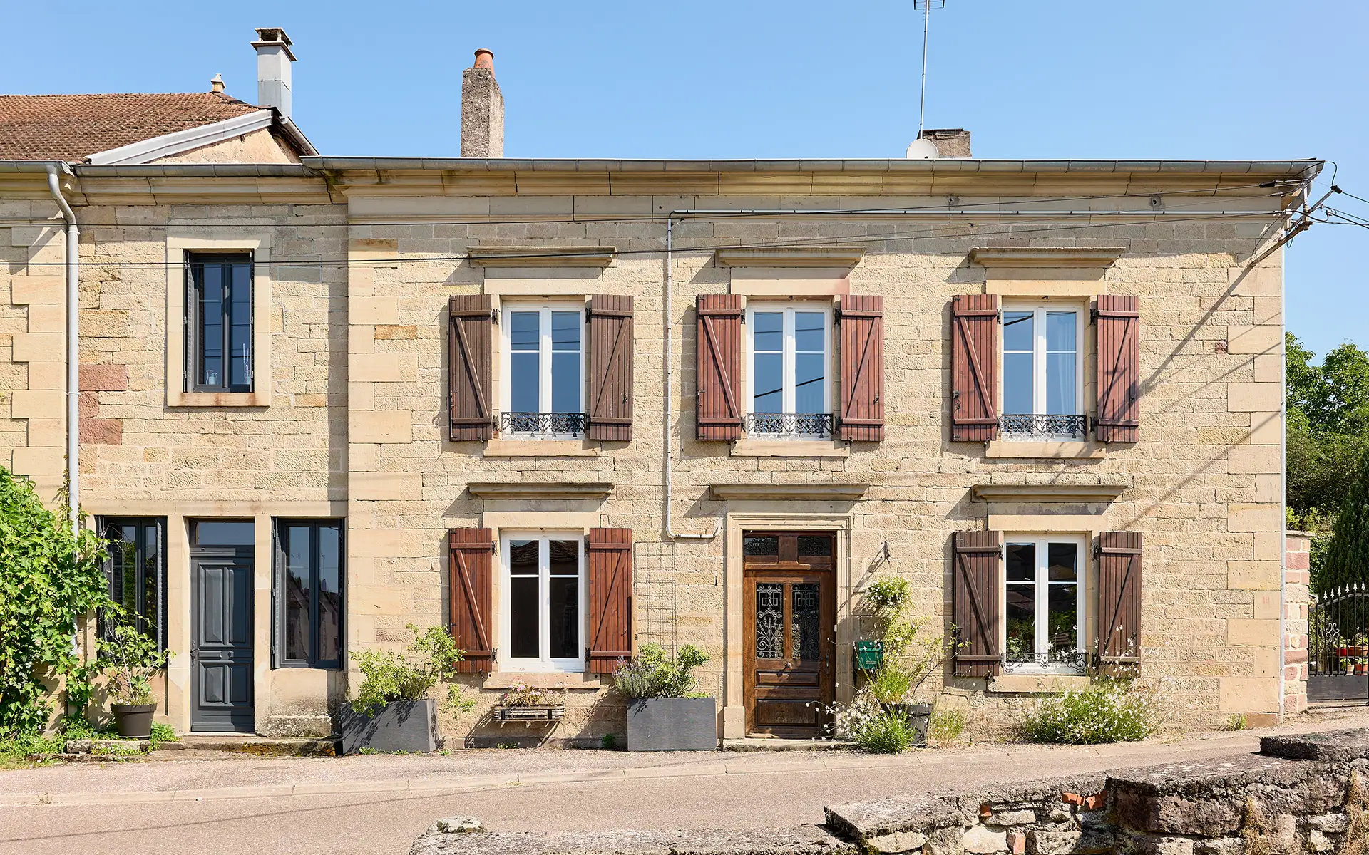 Façade de la maison de charme à Passavant la Rochère à vendre - Arrière-Cour, agence immobilière spécialisée en Haute-Saône