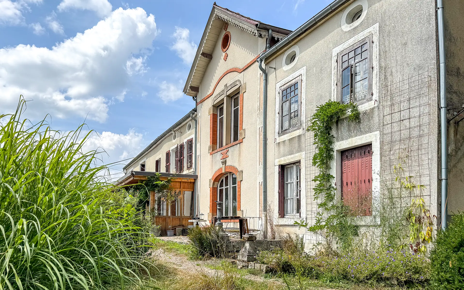 Façade de la maison de maître à Passavant-la-Rochère à vendre - Arrière-Cour, agence immobilière spécialisée en Haute-Saône