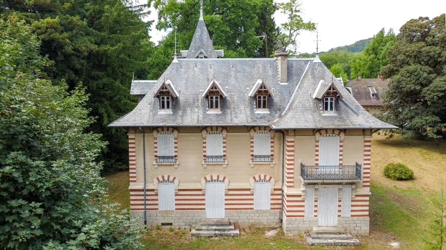 Façade de la maison de maître à rénover dans le vignoble jurassien à vendre - Arrière-Cour, agence immobilière spécialisée dans le Jura