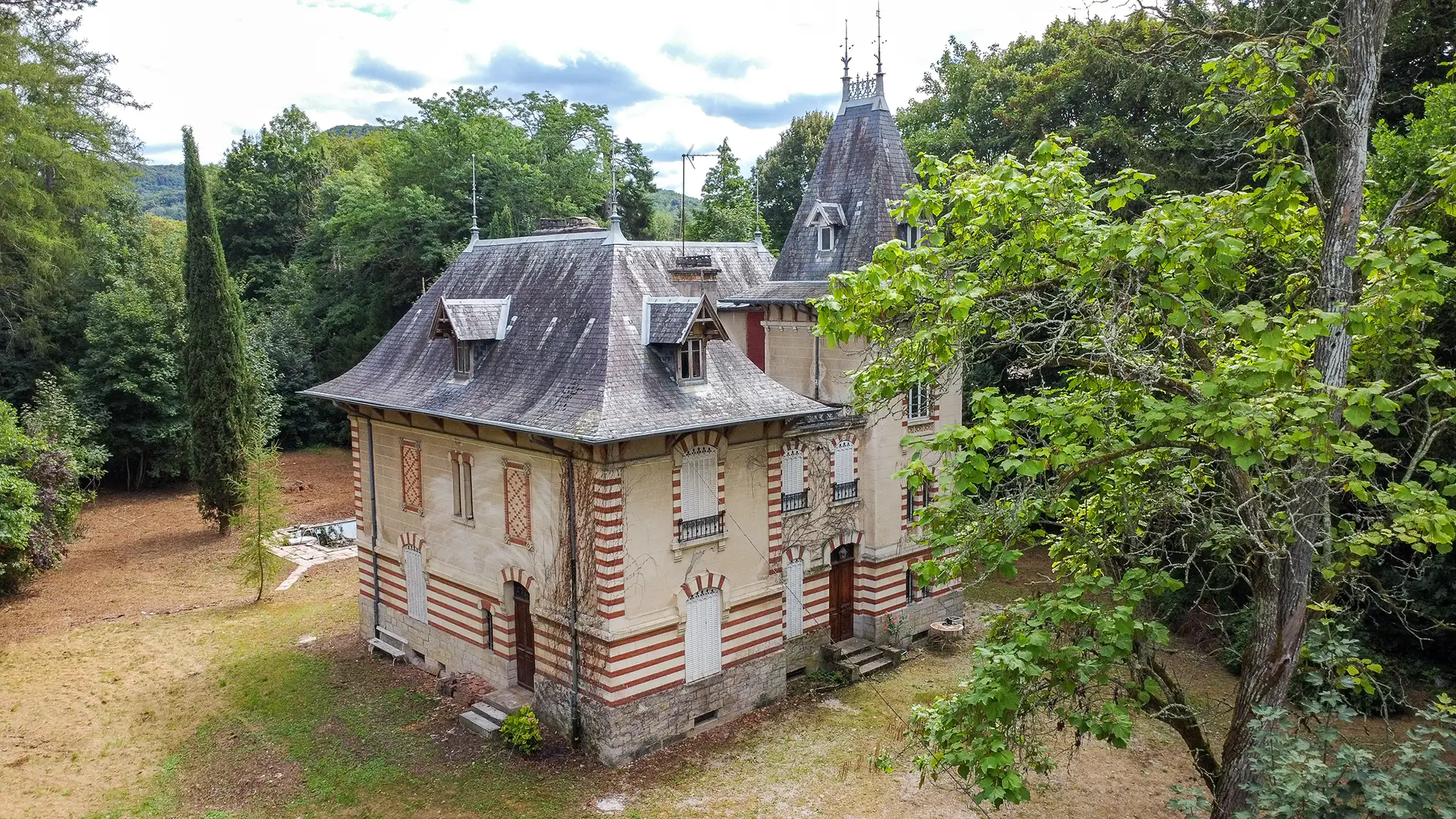 Façade spectaculaire de la maison de maître à rénover dans le vignoble jurassien à vendre - Arrière-Cour, agence immobilière spécialisée dans le Jura