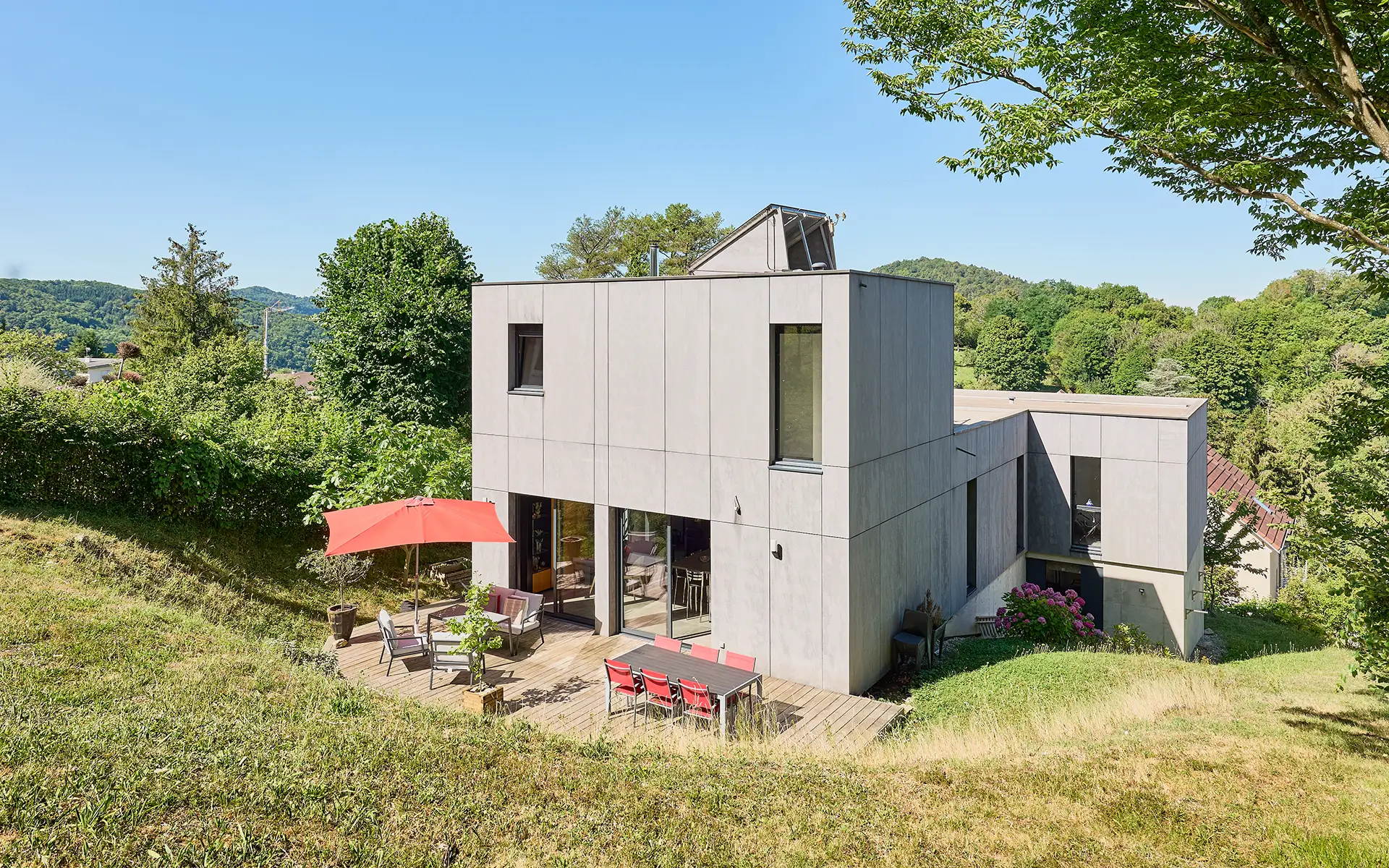 Façade de la villa d'architecte à Chaudanne à vendre - Arrière-Cour, agence immobilière spécialisée dans le Doubs