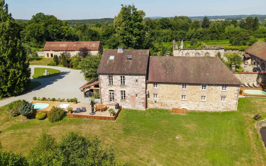 Façade vue drone de la maison de maître avec gîte et étang à Lure à vendre - Arrière-Cour, agence immobilière spécialisée en Haute-Saône