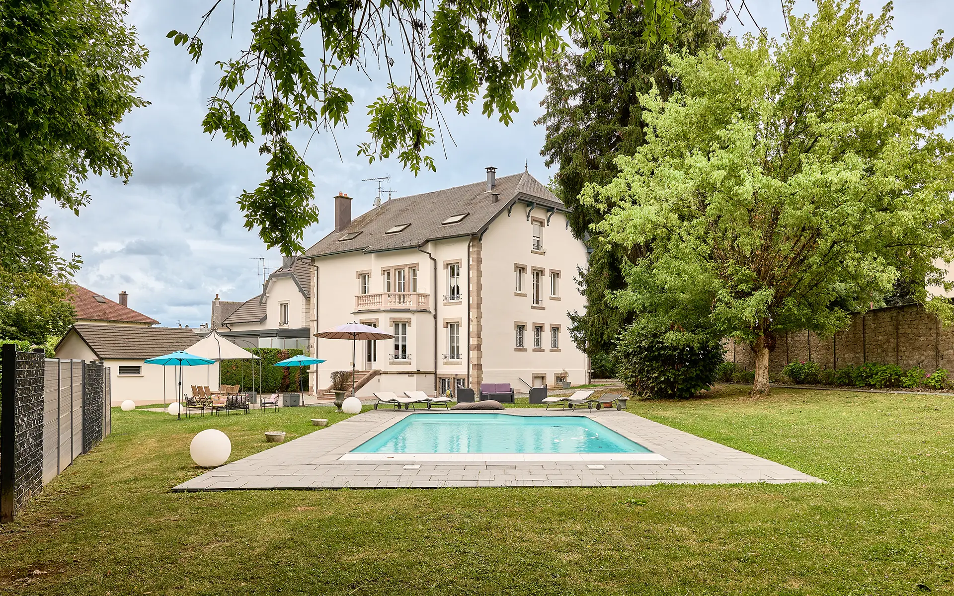 Jardin et piscine de la maison bourgeoise rénovée au centre de Luxeuil-les-Bains à vendre - Arrière-Cour, agence immobilière spécialisée en Haute-Saône