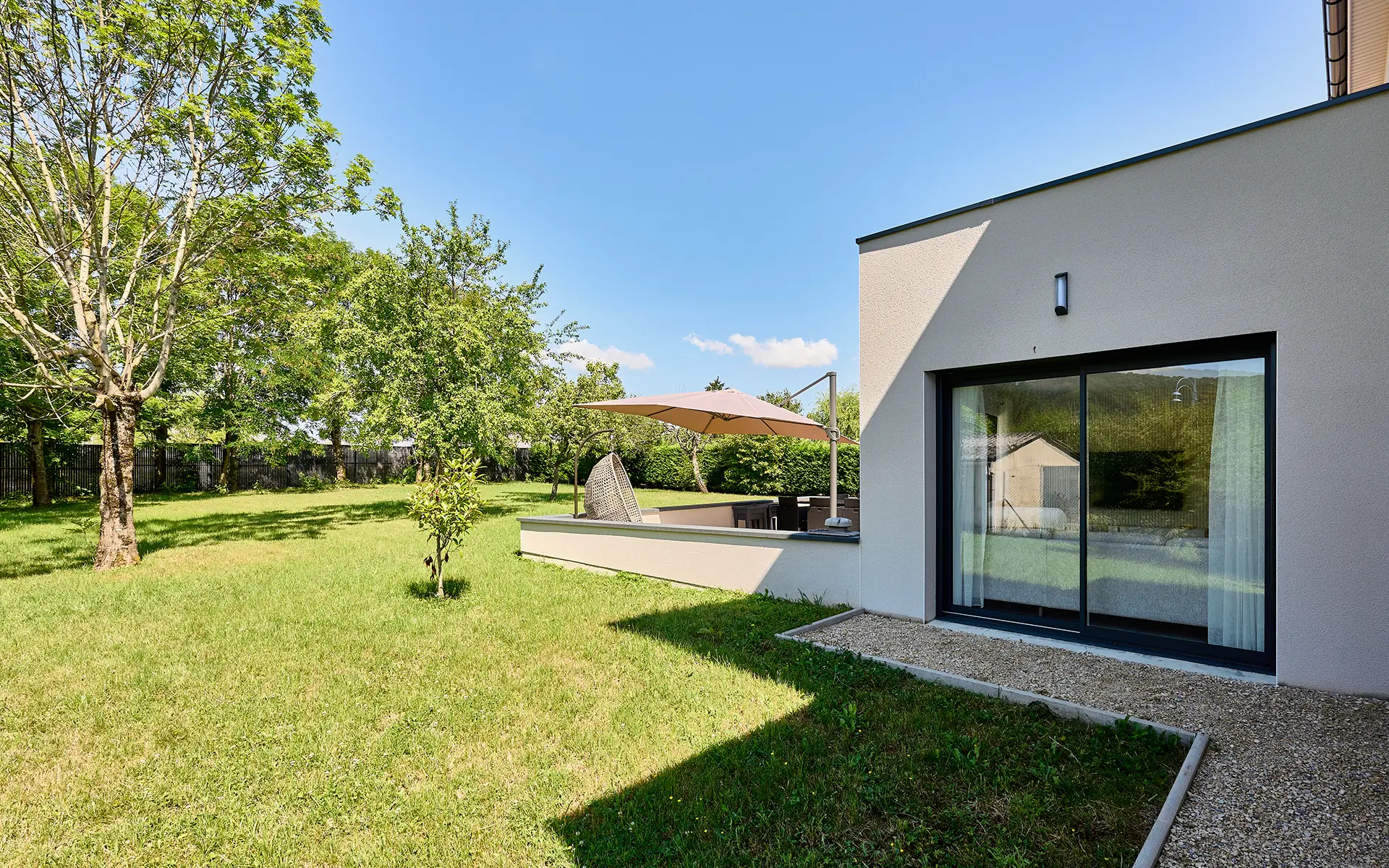Jardin de la maison contemporaine proche de Vesoul à vendre - Arrière-Cour, agence immobilière spécialisée en Haute-Saône