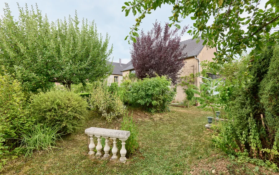 Jardin de la maison de caractère proche de Vesoul à vendre - Arrière-Cour, agence immobilière spécialisée en Haute-Saône