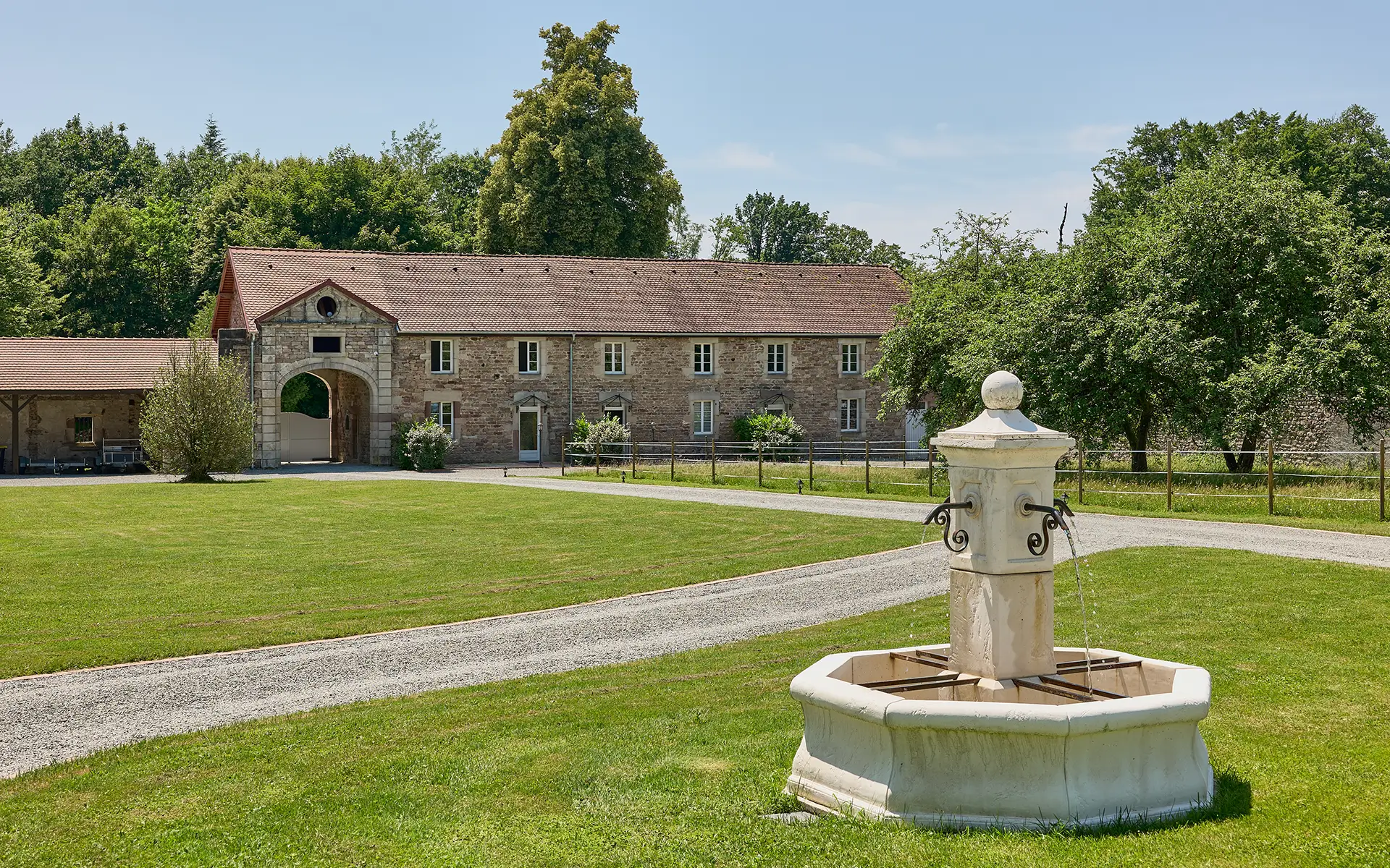 La propriété de la maison de maître avec gîte et étang à Lure à vendre - Arrière-Cour, agence immobilière spécialisée en Haute-Saône