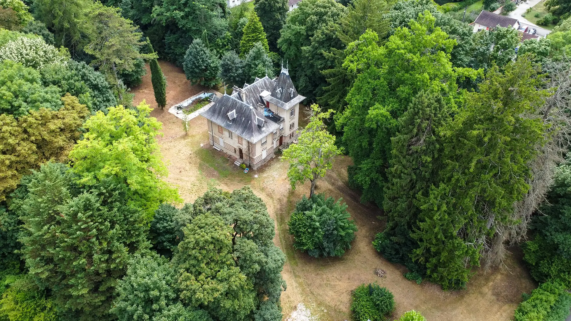 Nature de la maison de maître à rénover dans le vignoble jurassien à vendre - Arrière-Cour, agence immobilière spécialisée dans le Jura