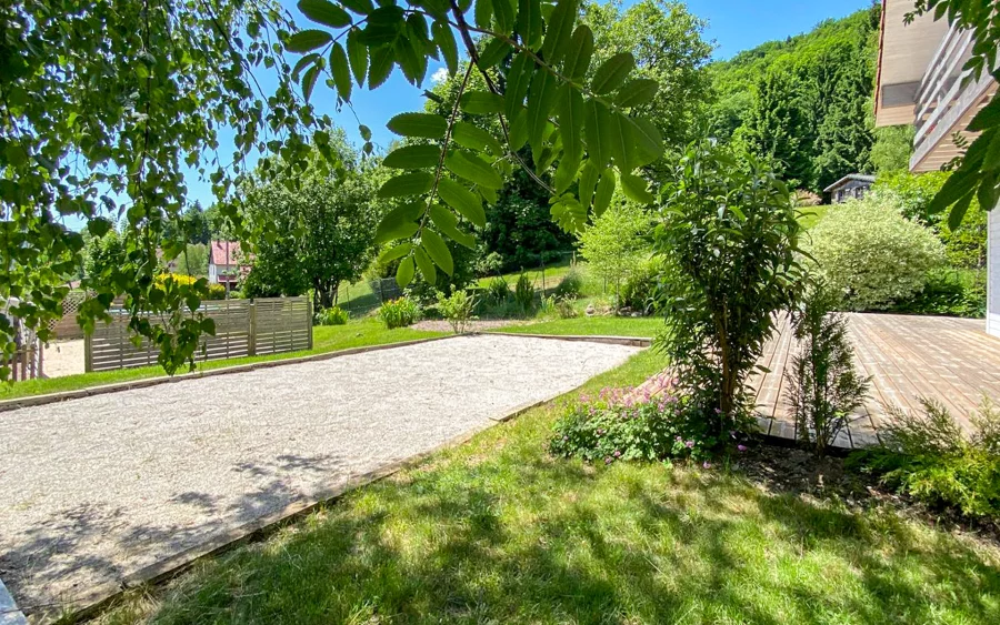 Terrain de pétanque du chalet moderne avec spa au coeur des Hautes-Vosges à vendre - Arrière-Cour, agence immobilière spécialisée en Mayenne