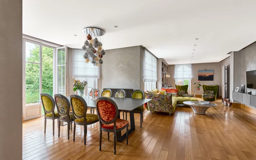 Pièce à vivre de la maison bourgeoise rénovée au centre de Luxeuil-les-Bains à vendre - Arrière-Cour, agence immobilière spécialisée en Haute-Saône