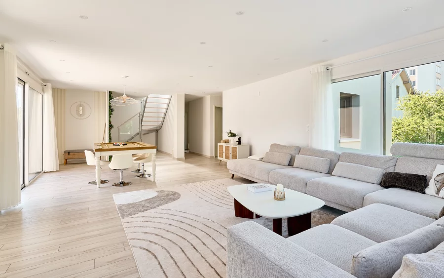 Pièce à vivre de la maison contemporaine proche de Vesoul à vendre - Arrière-Cour, agence immobilière spécialisée en Haute-Saône