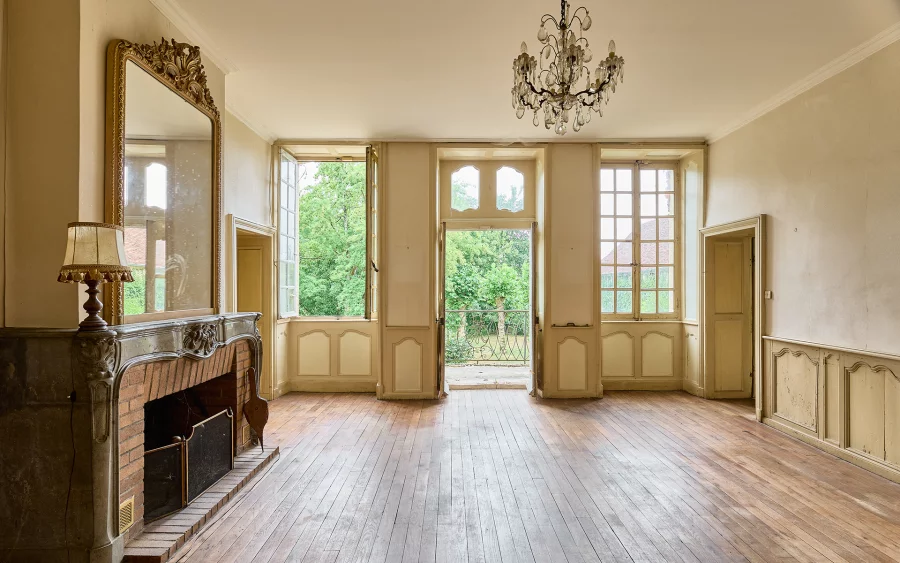 Pièce à vivre de la maison de maître en Haute-Saône à vendre - Arrière-Cour, agence immobilière spécialisée en Haute-Saône