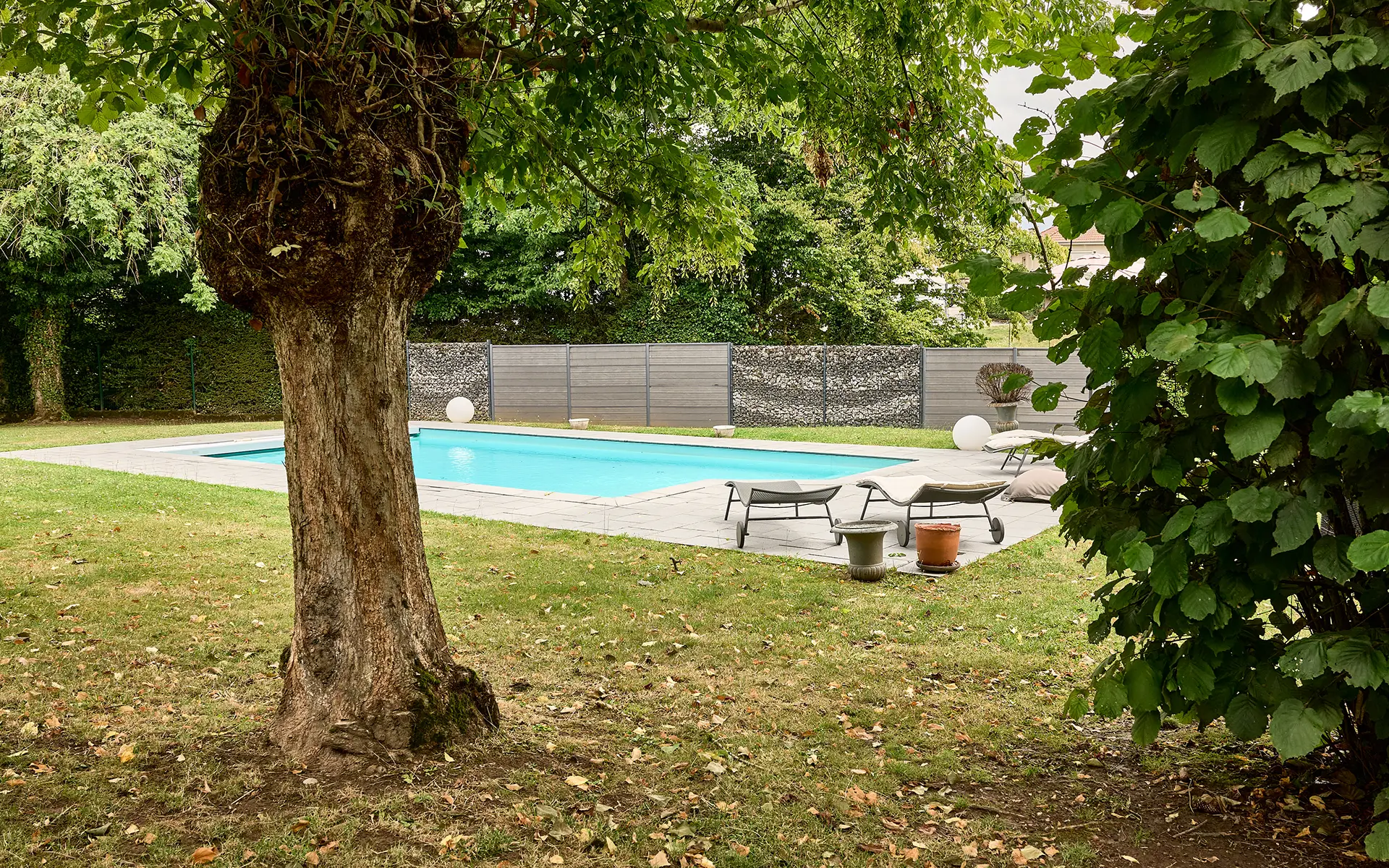 Piscine de la maison bourgeoise rénovée au centre de Luxeuil-les-Bains à vendre - Arrière-Cour, agence immobilière spécialisée en Haute-Saône