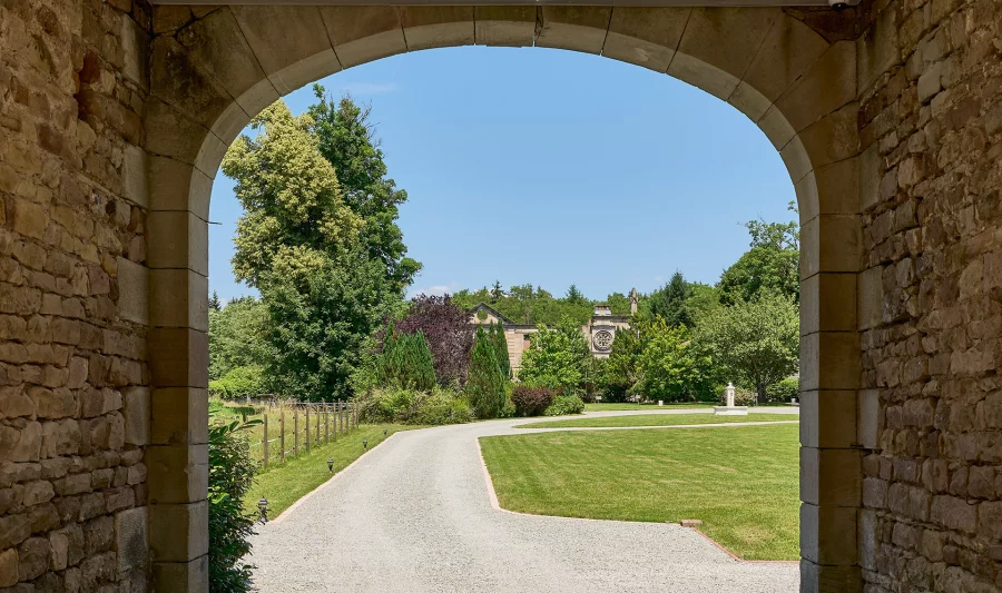 Porche de la maison de maître avec gîte et étang à Lure à vendre - Arrière-Cour, agence immobilière spécialisée en Haute-Saône
