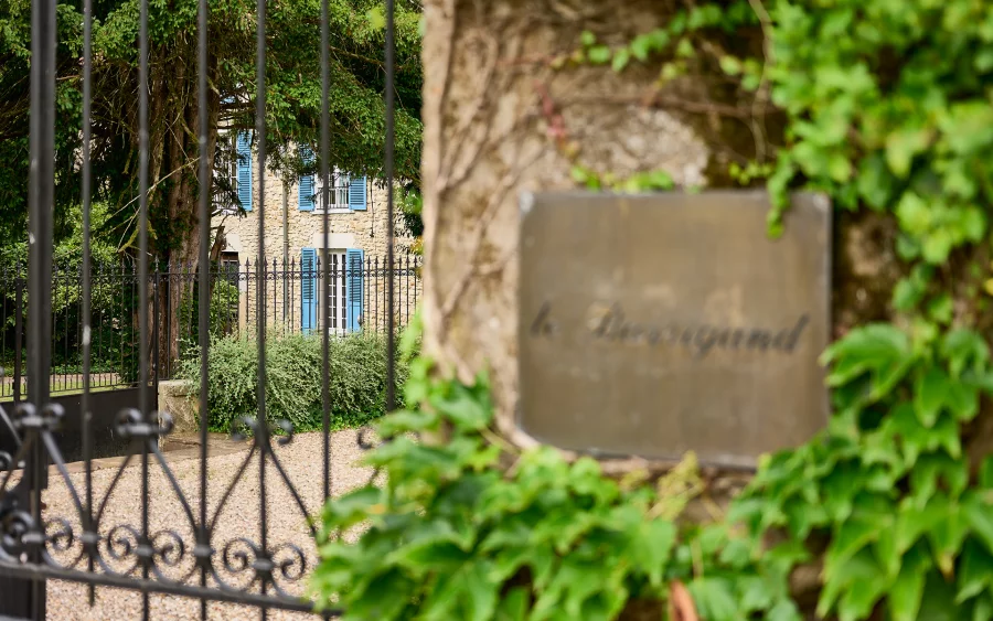 Portail de la maison ancienne à Igny à vendre - Arrière-Cour, agence immobilière spécialisée en Haute-Saône