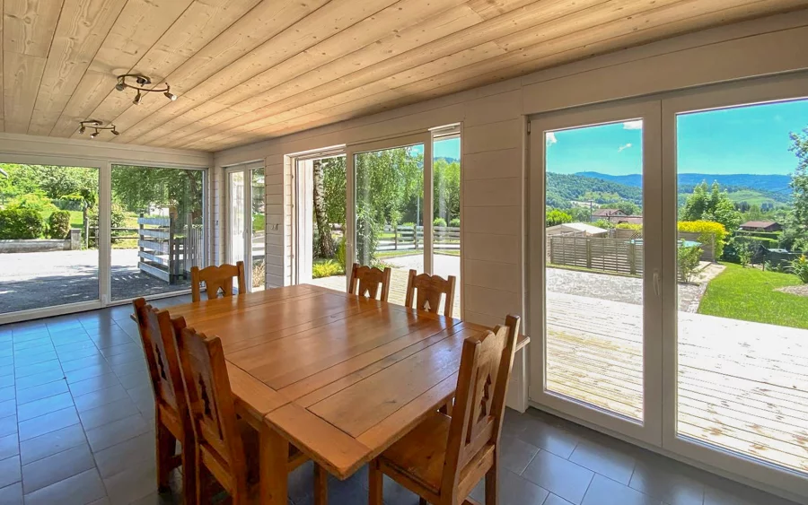 Salle à manger du chalet moderne avec spa au coeur des Hautes-Vosges à vendre - Arrière-Cour, agence immobilière spécialisée en Mayenne