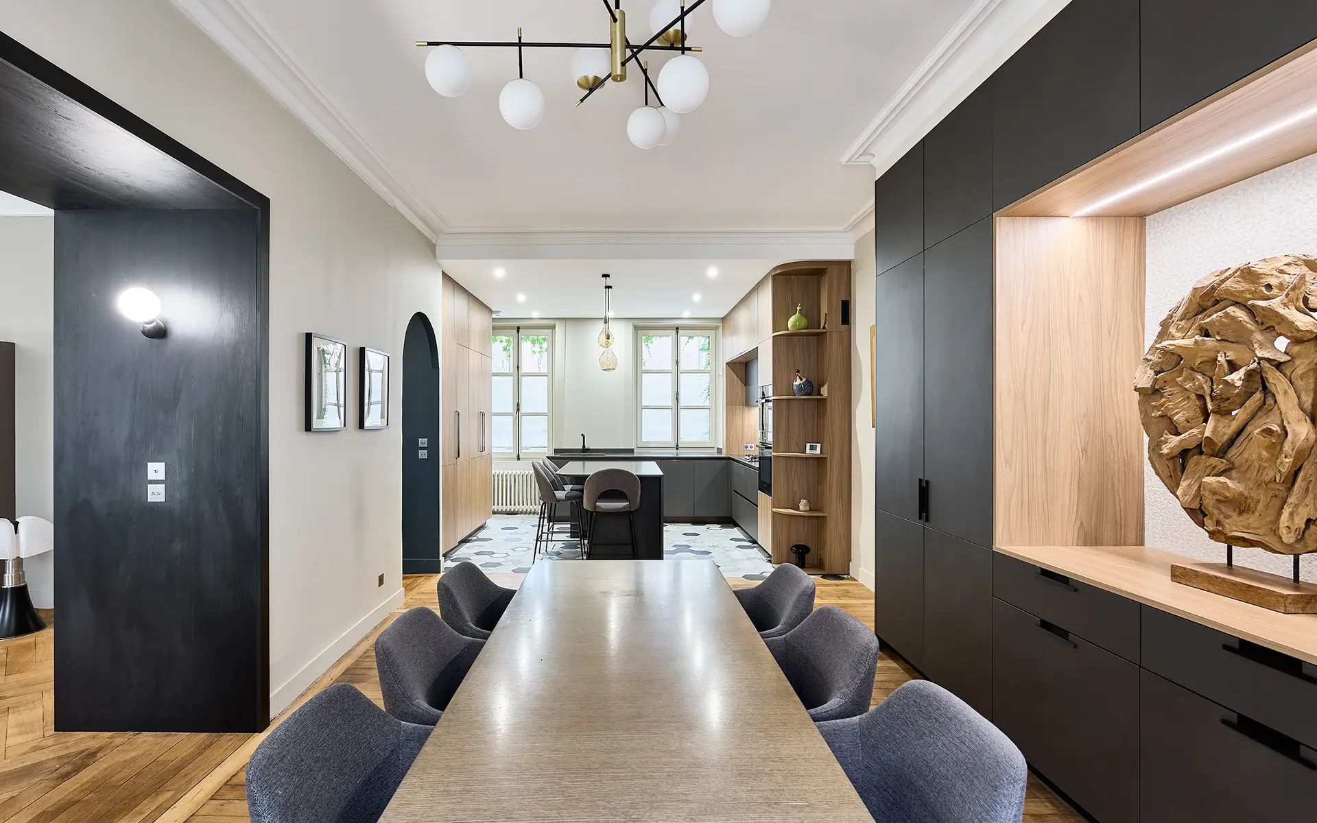 Salle à manger et cuisine de l'appartement haussmannien de prestige à Besançon à vendre - Arrière-Cour, agence immobilière spécialisée dans le Doubs
