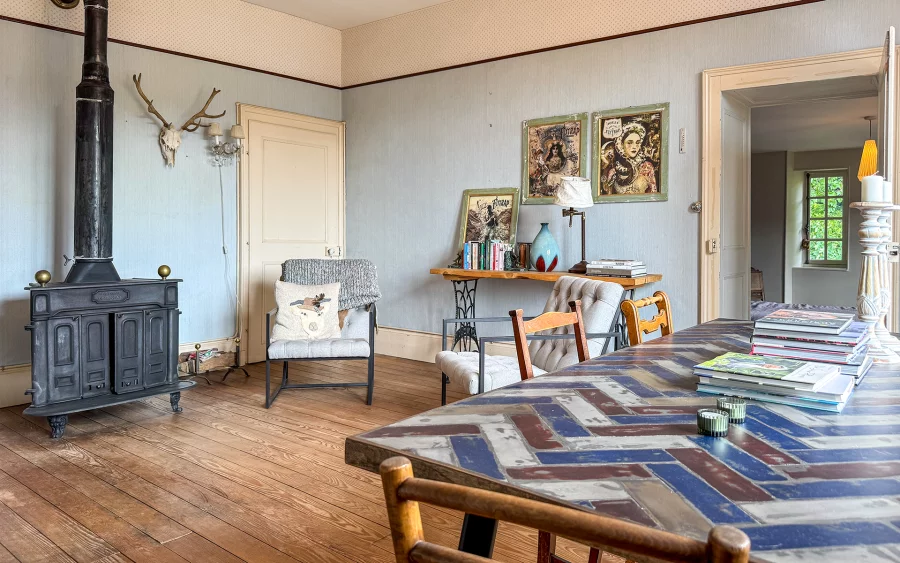 Salle à manger de la maison de maître à Passavant-la-Rochère à vendre - Arrière-Cour, agence immobilière spécialisée en Haute-Saône