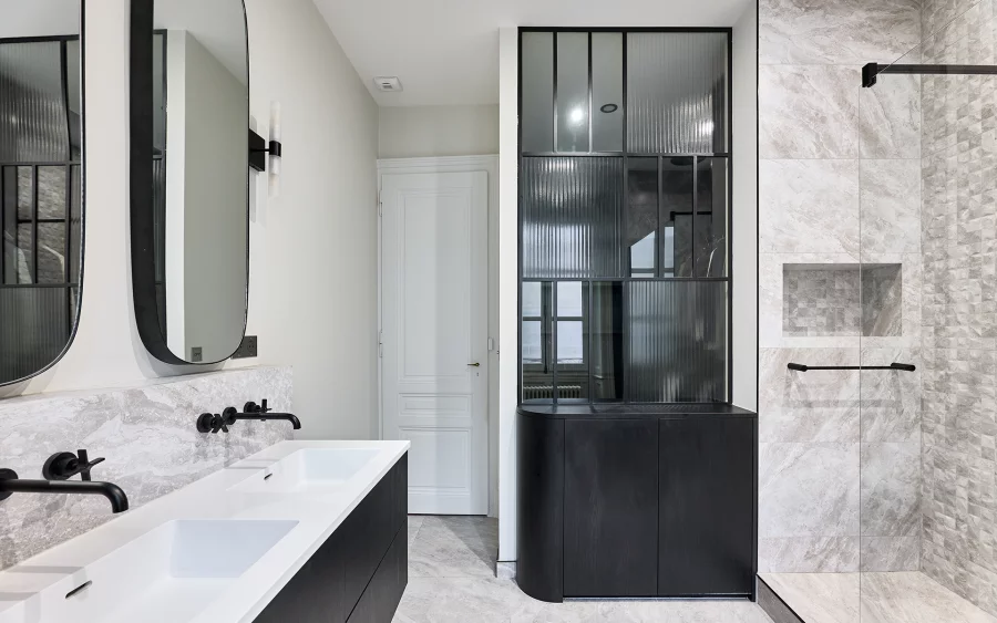 Salle de bain de l'appartement haussmannien de prestige à Besançon à vendre - Arrière-Cour, agence immobilière spécialisée dans le Doubs