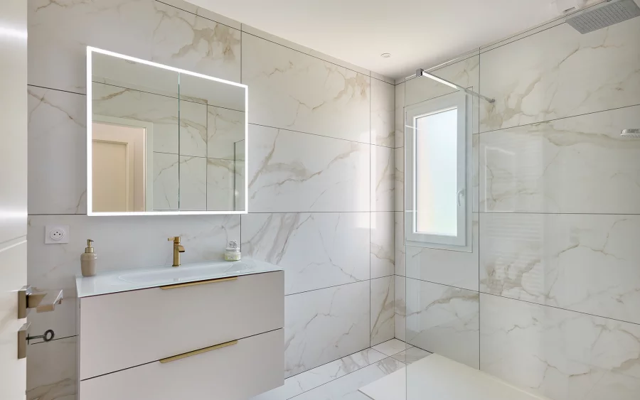 Salle de bain de la maison contemporaine proche de Vesoul à vendre - Arrière-Cour, agence immobilière spécialisée en Haute-Saône
