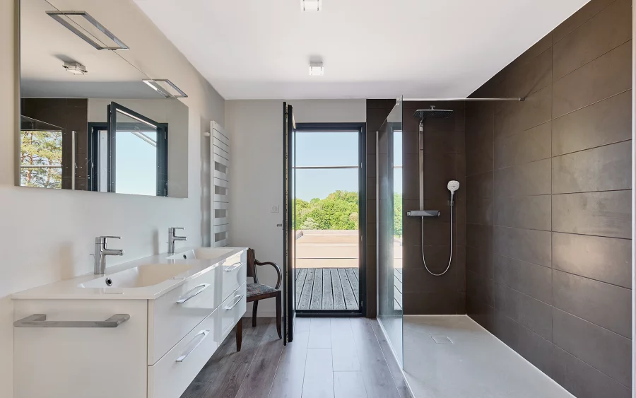 Salle de bain de la villa d'architecte à Chaudanne à vendre - Arrière-Cour, agence immobilière spécialisée dans le Doubs