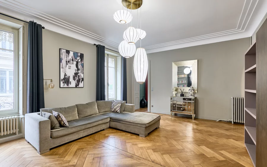 Salon de l'appartement haussmannien de prestige à Besançon à vendre - Arrière-Cour, agence immobilière spécialisée dans le Doubs