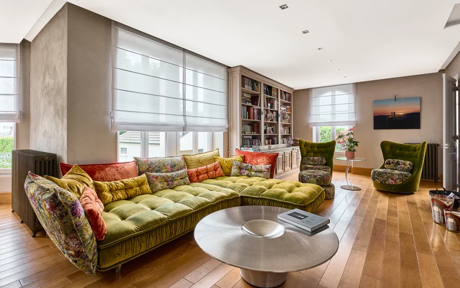 Salon de la maison bourgeoise rénovée au centre de Luxeuil-les-Bains à vendre - Arrière-Cour, agence immobilière spécialisée en Haute-Saône