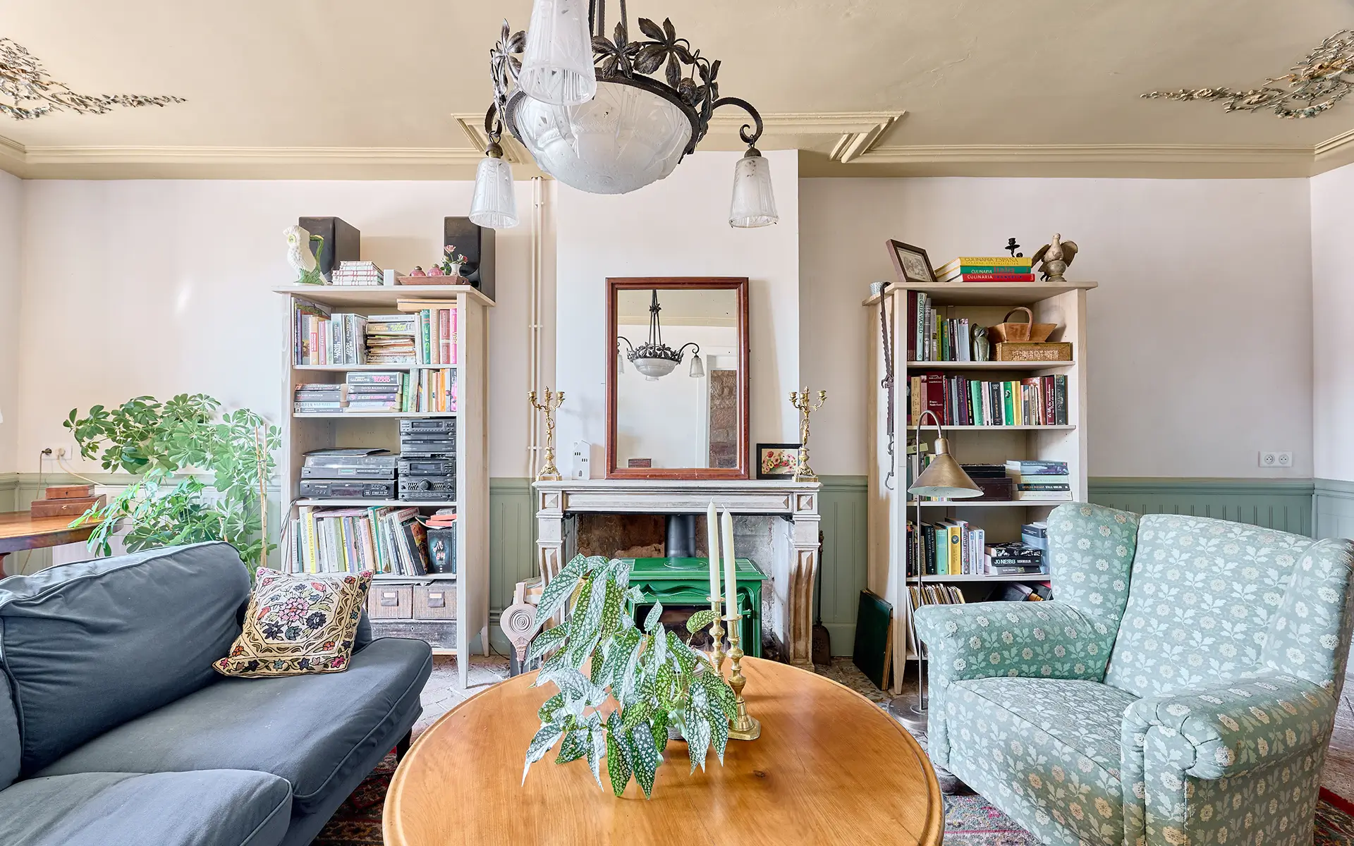 Salon de la maison de charme à Passavant la Rochère à vendre - Arrière-Cour, agence immobilière spécialisée en Haute-Saône