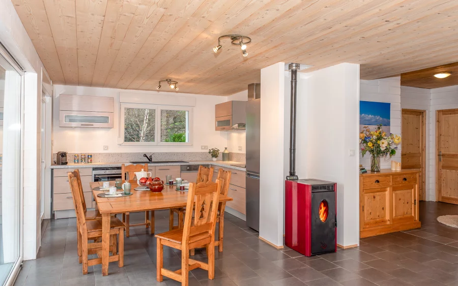Séjour du chalet moderne avec spa au coeur des Hautes-Vosges à vendre - Arrière-Cour, agence immobilière spécialisée en Mayenne